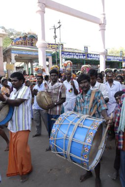 Theertha Kavadi, Agni Nakshatram yılın en sıcak 14 günü Kodumudi 'de, Cauvery Nehri' ni kavadis 'te Palani' ye toplayarak tanrısal, görkemli bir tören alayı olan Giri Vidhi Palani, Tamil Nadu, Hindistan 