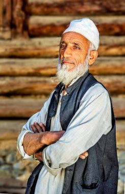 Kaşmirli yaşlı adam, Şeyhpura Chorwan köyü, Gurez, Bandipora, Kaşmir, Hindistan, Asya 
