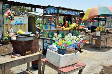 Plastik fırıldak dükkanı, Ubharat plajı, Navsari, Gujarat, Hindistan, Asya 