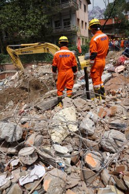 Hindistan Ulusal Afet Müdahale Ekibi ölü bedenleri, Nepal ve Asya 'yı arıyor.  