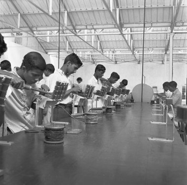 Montaj hattındaki işçiler, telefon fabrikası, Bangalore, Karnataka, Hindistan 'da telefon aletleri üretimi, 1950 yılı.  