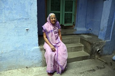 Evin dışında oturan kadın, Jodhpur, Rajasthan, Hindistan, Asya 