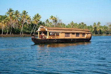 Kottayam 'dan Alleppey' e ya da Alappuzha, Kerala, Hindistan 'a giden teknede tekne var. 