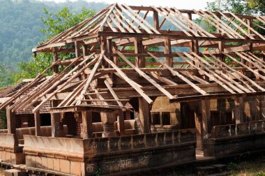 Rajwadi 'deki eski bir savaş tapınağının yenilenmesi, Sangmeshwar, Ratnagiri, Maharashtra, Hindistan