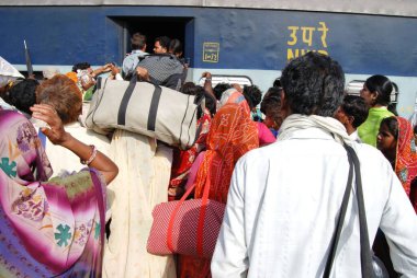 Tren istasyonunda, Jodhpur 'da, Rajasthan' da, Hindistan 'da insanlar tren vagonunda koşuşturuyor. 