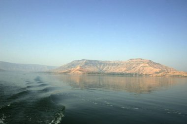 Dhom Barajı 'ndaki gölde hafif dalgalı manzara; Wai; Maharashtra; Hindistan