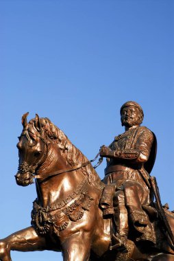 Beed, Maharashtra, Hindistan 'daki Parbhani semtindeki Bronz chhatrapati Shivaji Heykeli 