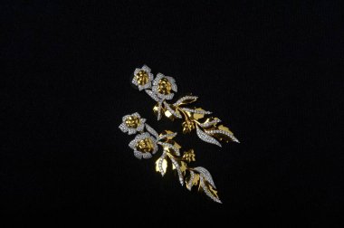 Siyah arka planda güzel küpeler, yakın plan.