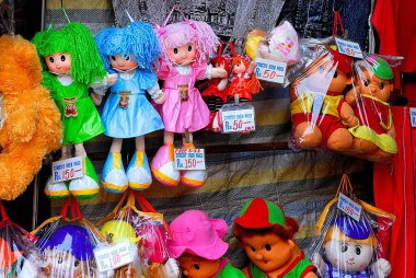 Hindistan 'daki hediyelik eşya dükkanında dekoratif renkli bebekler.