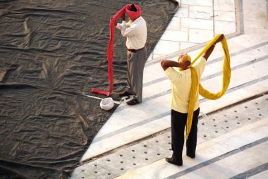 Sachkhand Saheb Gurudwara 'nın Nanded, Maharashtra, Hindistan' daki yerleşkesinde Pag veya başlıklarını bağlayan Sih fanatikleri 