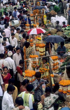 Ganesh Festivali, Dadar, Mumbai, Maharashtra, Hindistan için çiçek ve çelenk satın alma kalabalığı 