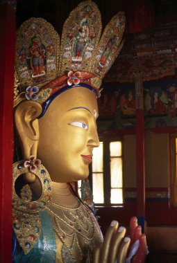 Thiksey Gompa 'daki Buda' nın 15 yaşındaki Gompa, Leh, ladakh, Jammu ve Kashmir 'deki 12 metrelik altın heykeli.