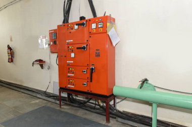 Metal Hidrant Pompa denetleyicisi duvarın yanında