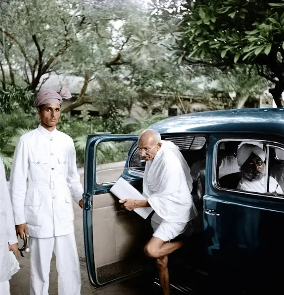 stock image Mahatma Gandhi alighting car for meeting Muhammad Ali Jinnah, Mumbai, Maharashtra, India, Asia, September 9, 1944 