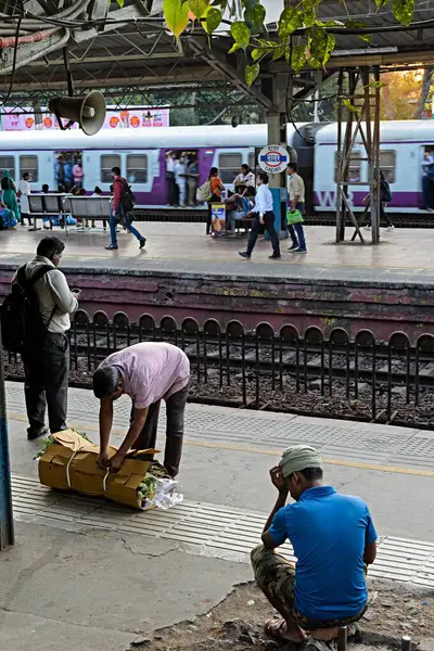 Dadar tren istasyonu, Mumbai, Maharashtra, Hindistan, Asya 