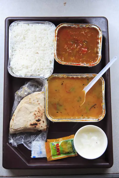 Chapatti Dal Rice Sabzi Pickle Curd yemek tuzu Trende servis edilir; Tamil Nadu; Hindistan