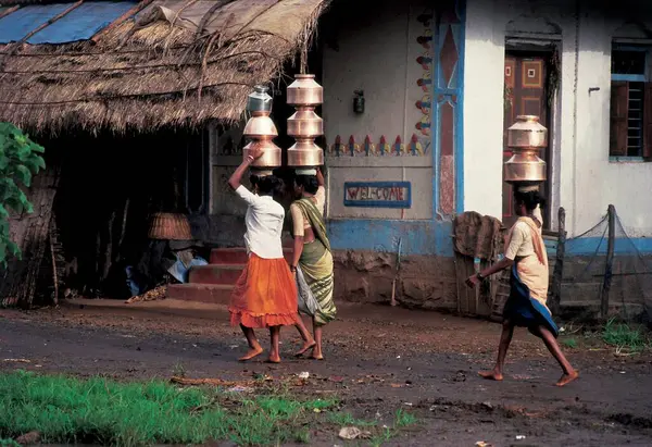 Üç Kadın Su Taşıyor, Köy, Maharashtra, Hindistan