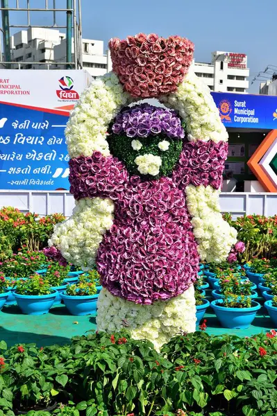 Çiçeklerden yapılmış sepet taşıyan kadın, çiçek fuarı, Surat, Gujarat, Hindistan, Asya 