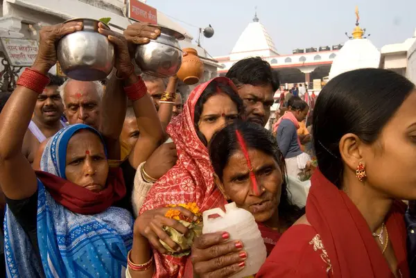 Stock image Devotees at ancient temple of Baba Baidyanath very famous and attract lot of pilgrims One of the twelve Jyotirlingas Deoghar, Jharkhand, India 