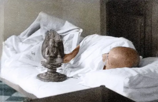 stock image Mahatma Gandhi sleeping next to an idol of Buddha, India, Asia, 1946