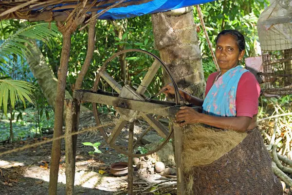 Keralite kadın kulübede ip yapıyor, geleneksel yöntem, Kerala, Hindistan   