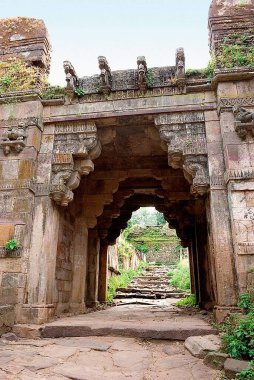 UNESCO Dünya Mirası Champaner Pavagad; Khapra Jhaveri Mahal harabeleri dış duvar; Panchmahals ilçesi; Gujarat Eyaleti; Hindistan; Asya