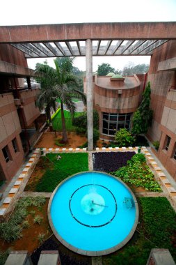 Anand, Gujarat, Hindistan 'daki Amul fabrikasının kampüsünde ortasında çeşme bulunan küçük bir bahçe.