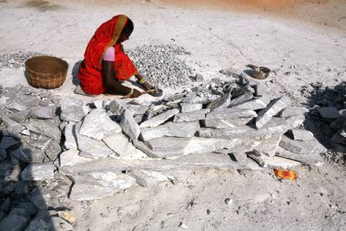 Jharkhand, Hindistan 'da kaya kıran bir kadın. 