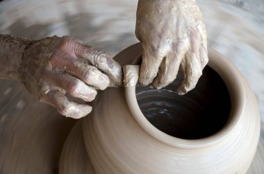 Potter, Hindistan Asya 'daki Rajasthan' da Bikaner 'de toprak tenceresi yapıyor. 