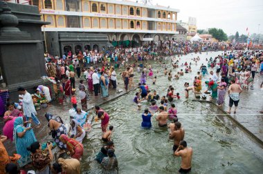 Dindarlar Godavari nehrinde yıkanıyor, kumbh mela, Nasik, maharashtra, Hindistan, Asya 