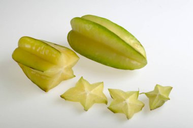 Beyaz arkaplanda Star Fruit CARAMBOLA