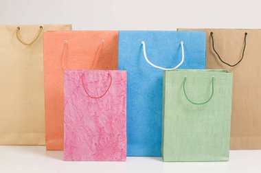 Beyaz arka plan üzerinde renkli alışveriş torbaları