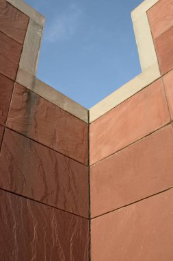 Açık hava tiyatrosundaki kırmızı taş duvar, Nehru Kala Kendra mimarisi, Jaipur, Rajasthan, Hindistan 