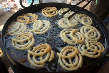 Hindistan 'da kızartılmış mercimek hamuru ile yapılan tatlı jalebi.