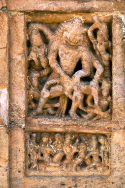 Yukarı Shivalaya Tapınağı 'nda Hiranya heykellerini öldüren Ukra Narasimha Kuzey Kalesi' nde erken dönem Chalukyan tapınağıdır; Badami; Karnataka; Hindistan