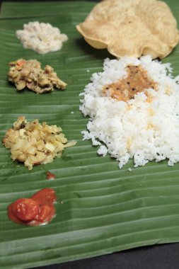 Güney Hint yemekleri muzlu lahana ve karışık sebzeli Chatni Pappadam pilavı ile Kerala 'nın Sambar turşusu ile servis edilir; Hindistan