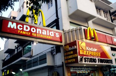 McDonalds Aile Restoranı, Bağlantı Yolu, Bandra, Mumbai, Maharashtra, Hindistan