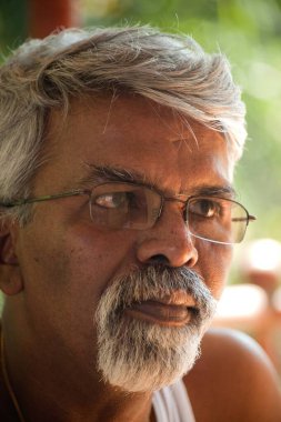 Mohan Khot heykeltraş, ressam ve duvar ressamı portresi 