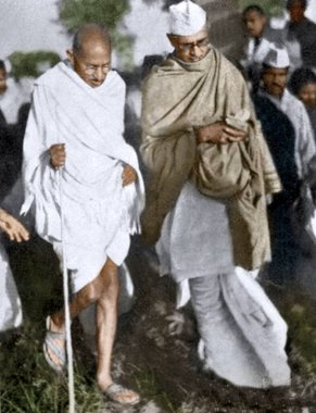 Mahatma Gandhi, Mahadev Desai ile yürüyor, Hindistan, Asya, 1940 