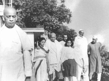 Mahatma Gandhi iş arkadaşları Sardar Vallabhbhai Patel, Khan Abdul Gaffar Khan ve Jawaharlal Nehru ile birlikte yürüyor - MODEL RELEASE AVALABLE değil
