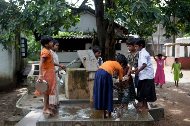 Okul çocukları yemek tabaklarını temizliyor, maharashtra, Hindistan, Asya 