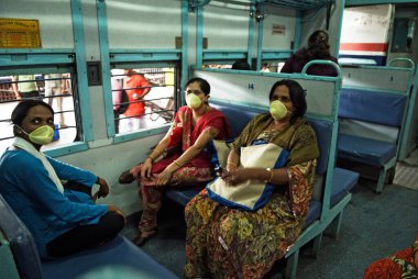 Gezginler yüzünü domuz gribinden, Bombay Mumbai 'den, Maharashtra' dan, Hindistan 'dan 12 Ağustos 2009' dan maske korumasıyla kapladılar.   