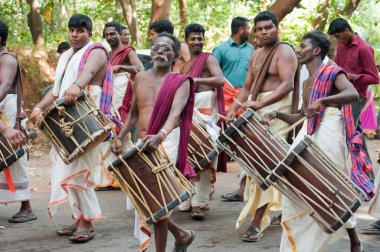 Jendai davul çalan müzisyenler, Kerala, Hindistan   