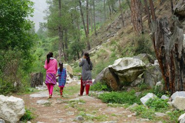 Himachali köyü çocukları, Kayıp Balık Kulübeleri, Deorhi Köyü, Kalwari, Tirthan Vadisi, Himachal Pradesh, Hindistan, Asya