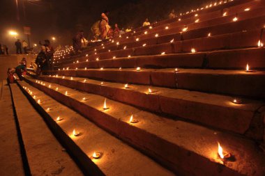 Varanasi Uttar Pradesh Hindistan 'daki Ganga Nehri' ndeki Dev Deepavali kutlamaları için merdivenlerdeki toprak lambaları.
