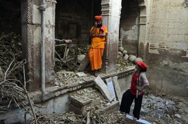 Haveli 'de, Jodhpur' da, Rajasthan 'da, Hindistan' da, Asya 'da tespih çeken rahip. 