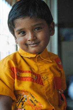 Sarı gömlekli çocuk, Hindistan.    