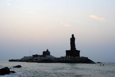 Rocky Adaları, Kanyakumari, Tamil Nadu, Hindistan 'da yer alan Tamil Şairi Thiruvalluvar' ın gündoğumu manzarası ve heykeli