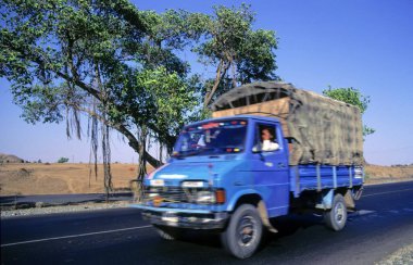 Hint caddesinde gündüz vakti kamyon. 