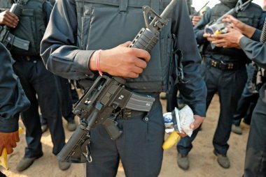 Bombay, Mumbai, Maharashtra, Hindistan kurşun geçirmez ceketli polis komandosu. 
